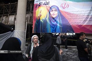 بازدید خبرنگاران خارجی از آثار به‌جامانده از حمله موشکی رژیم صهیونیستی به ساختمان شیشه ای صدا و سیما که در تاریخ ۲۴ تیرماه صورت گرفت