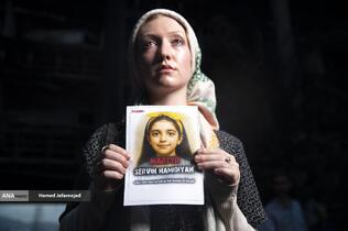 بازدید خبرنگاران خارجی از آثار به‌جامانده از حمله موشکی رژیم صهیونیستی به ساختمان شیشه ای صدا و سیما که در تاریخ ۲۴ تیرماه صورت گرفت