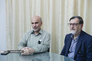  سیدمحمدرضا بهشتی فیلسوف و استاد فلسفه دانشگاه تهران و فرشاد مومنی اقتصاددان، استاد اقتصاد دانشگاه علامه طباطبایی و رئیس مؤسسه دین و اقتصاد در نشست خبری دومین جایزه استاد عالی نسب