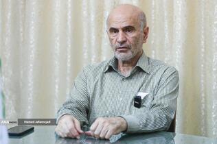 فرشاد مومنی اقتصاددان، استاد اقتصاد دانشگاه علامه طباطبایی و رئیس مؤسسه دین و اقتصاد در نشست خبری دومین جایزه استاد عالی نسب