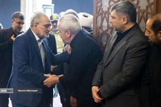 سید محمد حسینی معاون پارلمانی در دولت سیزدهم در مراسم گرامیداشت چهلمین روز درگذشت شهید سپهبد محمد باقری (محمد حسین افشردی) و همسر وی ( اشرف افشردی) و دختر این فرمانده عزیز (فرشته افشردی)