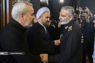 سرلشکر سیدعبدالرحیم موسوی رئیس ستادکل نیروهای مسلح در مراسم گرامیداشت چهلمین روز درگذشت شهید سپهبد محمد باقری (محمد حسین افشردی) و همسر وی ( اشرف افشردی) و دختر این فرمانده عزیز (فرشته افشردی)