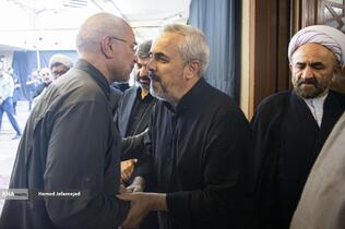 محمدباقر قالیباف رئیس مجلس شورای اسلامی در مراسم گرامیداشت چهلمین روز درگذشت شهید سپهبد محمد باقری (محمد حسین افشردی) و همسر وی ( اشرف افشردی) و دختر این فرمانده عزیز (فرشته افشردی)