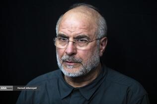 محمدباقر قالیباف رئیس مجلس شورای اسلامی در مراسم گرامیداشت چهلمین روز درگذشت شهید سپهبد محمد باقری (محمد حسین افشردی) و همسر وی ( اشرف افشردی) و دختر این فرمانده عزیز (فرشته افشردی)