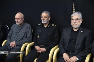 حسین سیمایی صراف وزیر علوم،محمدباقر قالیباف رئیس مجلس شورای اسلامی و سرلشکر سیدعبدالرحیم موسوی رئیس ستادکل نیروهای مسلح در مراسم گرامیداشت چهلمین روز درگذشت شهید سپهبد محمد باقری (محمد حسین افشردی) و همسر وی ( اشرف افشردی) و دختر این فرمانده عزیز (فرشته افشردی)