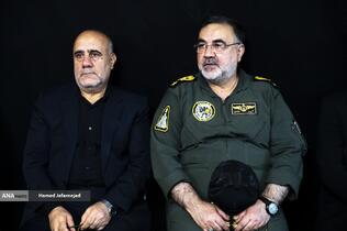 سرتیپ حمید واحدی فرمانده نیروی هوایی
ارتش جمهوری اسلامی ایران در مراسم گرامیداشت چهلمین روز درگذشت شهید سپهبد محمد باقری (محمد حسین افشردی) و همسر وی ( اشرف افشردی) و دختر این فرمانده عزیز (فرشته افشردی)