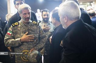 سرلشکر امیر حاتمی فرمانده کل ارتش در مراسم گرامیداشت چهلمین روز درگذشت شهید سپهبد محمد باقری (محمد حسین افشردی) و همسر وی ( اشرف افشردی) و دختر این فرمانده عزیز (فرشته افشردی)