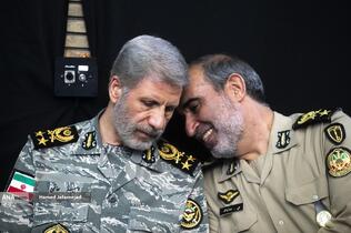 سرلشکر امیر حاتمی فرمانده کل ارتش در مراسم گرامیداشت چهلمین روز درگذشت شهید سپهبد محمد باقری (محمد حسین افشردی) و همسر وی ( اشرف افشردی) و دختر این فرمانده عزیز (فرشته افشردی)