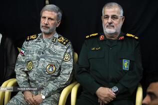 سرلشکر محمد پاک پور فرمانده کل سپاه پاسداران و سرلشکر امیر حاتمی فرمانده کل ارتش در مراسم گرامیداشت چهلمین روز درگذشت شهید سپهبد محمد باقری (محمد حسین افشردی) و همسر وی ( اشرف افشردی) و دختر این فرمانده عزیز (فرشته افشردی)