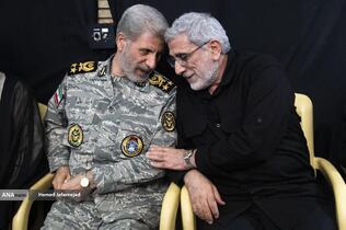 سردار اسماعیل قاآنی فرمانده نیروی قدس سپاه و سرلشکر امیر حاتمی فرمانده کل ارتش در مراسم گرامیداشت چهلمین روز درگذشت شهید سپهبد محمد باقری (محمد حسین افشردی) و همسر وی ( اشرف افشردی) و دختر این فرمانده عزیز (فرشته افشردی)