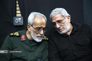 سردار اسماعیل قاآنی فرمانده نیروی قدس سپاه و  سرتیپ حسین نجات جانشین فرمانده قرارگاه ثارالله در مراسم گرامیداشت چهلمین روز درگذشت شهید سپهبد محمد باقری (محمد حسین افشردی) و همسر وی ( اشرف افشردی) و دختر این فرمانده عزیز (فرشته افشردی)