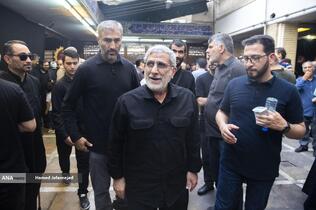 سردار اسماعیل قاآنی فرمانده نیروی قدس سپاه در مراسم گرامیداشت چهلمین روز درگذشت شهید سپهبد محمد باقری (محمد حسین افشردی) و همسر وی ( اشرف افشردی) و دختر این فرمانده عزیز (فرشته افشردی)