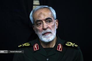  سرتیپ حسین نجات جانشین فرمانده قرارگاه ثارالله در مراسم گرامیداشت چهلمین روز درگذشت شهید سپهبد محمد باقری (محمد حسین افشردی) و همسر وی ( اشرف افشردی) و دختر این فرمانده عزیز (فرشته افشردی)