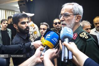  سرتیپ حسین نجات جانشین فرمانده قرارگاه ثارالله در مراسم گرامیداشت چهلمین روز درگذشت شهید سپهبد محمد باقری (محمد حسین افشردی) و همسر وی ( اشرف افشردی) و دختر این فرمانده عزیز (فرشته افشردی)