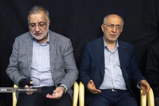 علیرضا زاکانی شهردار تهران و سردار حسین علایی در مراسم گرامیداشت چهلمین روز درگذشت شهید سپهبد محمد باقری (محمد حسین افشردی) و همسر وی ( اشرف افشردی) و دختر این فرمانده عزیز (فرشته افشردی)