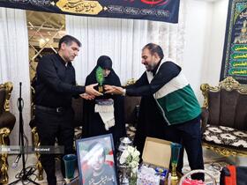 دیدار و تکریم خادمیاران رضوی منطقه 14 تهران با خانواده شهید سعید عقیقی که در حمله رژیم صهیونیستی 25 خرداد 1404 به شهادت رسید