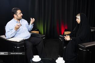 گفت و گو با الهام عابدینی خبرنگار و مجری تلویزیون