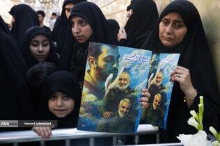 اجتماع مردم کنار مزار شهید سپهبد سلامی در ایام اربعین فرمانده دلاور سپاه اسلام