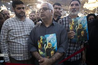 اجتماع مردم کنار مزار شهید سپهبد سلامی در ایام اربعین فرمانده دلاور سپاه اسلام