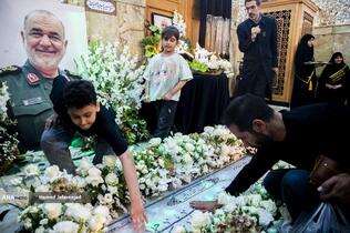 اجتماع مردم کنار مزار شهید سپهبد سلامی در ایام اربعین فرمانده دلاور سپاه اسلام