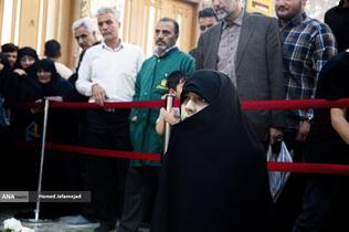 فرزند سپهبد شهید حسین سلامی فرمانده دلاور سپاه اسلام بر مزار پدر در حرم حضرت عبدالعظیم الحسنی(ع)