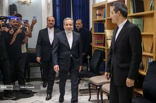 حضور سیدعباس عراقچی وزیر امورخارجه بمناسبت روز خبرنگار در جلسه هفتگی سخنگوی وزارت خارجه