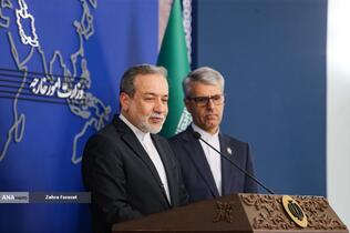 حضور سیدعباس عراقچی وزیر امورخارجه بمناسبت روز خبرنگار در جلسه هفتگی سخنگوی وزارت خارجه