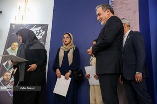 تجلیل از خانواده شهید نیما رجب پور سردبیر شبکه خبر توسط سیدعباس عراقچی وزیر امورخارجه بمناسبت روز خبرنگار در جلسه هفتگی سخنگوی وزارت خارجه