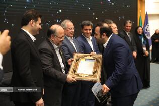 تجلیل از کارآفرینان برتر در چهارمین کنفرانس بین المللی اقتصاد و مدیریت کسب و کار