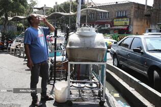 نوشیدن آب در گرمای تابستان