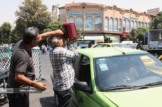 راننده تاکسی در حال نوشیدن آب در گرمای تابستان