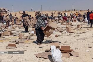 مردم گرسنه غزه برای رسیدن به کمک‌های غذایی، کیلومترها پیاده‌روی می‌کنند