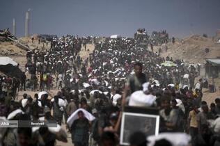 مردم گرسنه غزه برای رسیدن به کمک‌های غذایی، کیلومترها پیاده‌روی می‌کنند