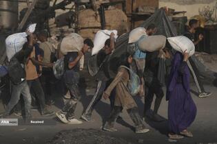 مردم گرسنه غزه برای رسیدن به کمک‌های غذایی، کیلومترها پیاده‌روی می‌کنند