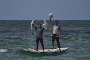 مردم گرسنه غزه برای رسیدن به کمک‌های غذایی، کیلومترها پیاده‌روی می‌کنند