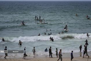 مردم گرسنه غزه برای رسیدن به کمک‌های غذایی، کیلومترها پیاده‌روی می‌کنند