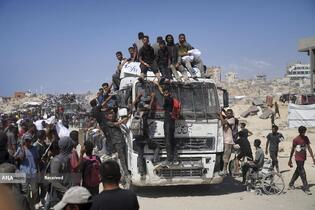 مردم گرسنه غزه برای رسیدن به کمک‌های غذایی، کیلومترها پیاده‌روی می‌کنند