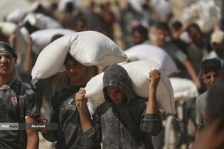 مردم گرسنه غزه برای رسیدن به کمک‌های غذایی، کیلومترها پیاده‌روی می‌کنند