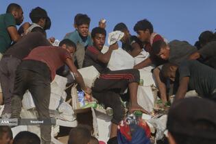 مردم گرسنه غزه برای رسیدن به کمک‌های غذایی، کیلومترها پیاده‌روی می‌کنند