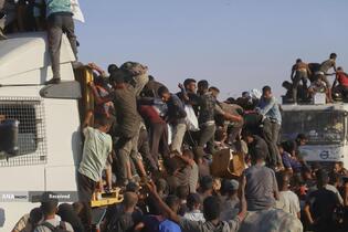 مردم گرسنه غزه برای رسیدن به کمک‌های غذایی، کیلومترها پیاده‌روی می‌کنند