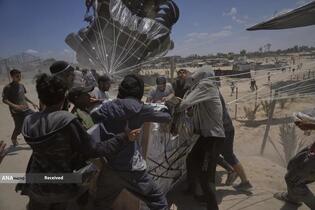 مردم گرسنه غزه برای رسیدن به کمک‌های غذایی، کیلومترها پیاده‌روی می‌کنند