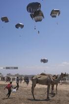 مردم گرسنه غزه برای رسیدن به کمک‌های غذایی، کیلومترها پیاده‌روی می‌کنند