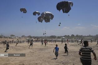 مردم گرسنه غزه برای رسیدن به کمک‌های غذایی، کیلومترها پیاده‌روی می‌کنند
