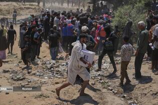 مردم گرسنه غزه برای رسیدن به کمک‌های غذایی، کیلومترها پیاده‌روی می‌کنند