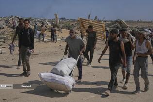 مردم گرسنه غزه برای رسیدن به کمک‌های غذایی، کیلومترها پیاده‌روی می‌کنند