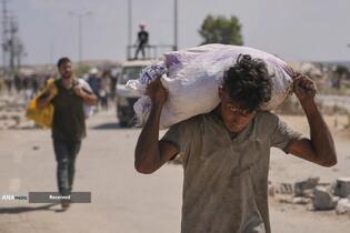 مردم گرسنه غزه برای رسیدن به کمک‌های غذایی، کیلومترها پیاده‌روی می‌کنند