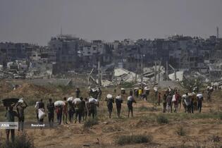 مردم گرسنه غزه برای رسیدن به کمک‌های غذایی، کیلومترها پیاده‌روی می‌کنند