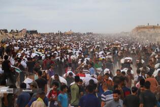 مردم گرسنه غزه برای رسیدن به کمک‌های غذایی، کیلومترها پیاده‌روی می‌کنند