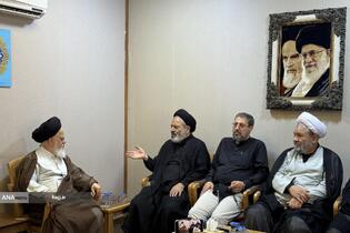 دیدار علیرضا بیات رئیس سازمان حج و زیارت و حجت‌الاسلام سیدعبدالفتاح نواب، نماینده ولی‌فقیه با تولیت مسجد کوفه با آیت الله حسینی