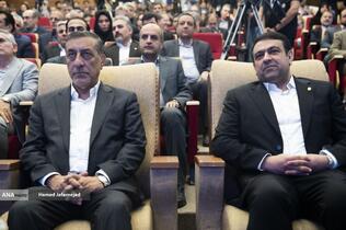 محمدجعفر قائم پناه معاون امور اجرایی رئیس جمهور و ابوالفضل نجارزاده مدیرعامل بانک ملی ایران در آیین رونمایی از خدمات و محصولات دیجیتال بانک ملی 